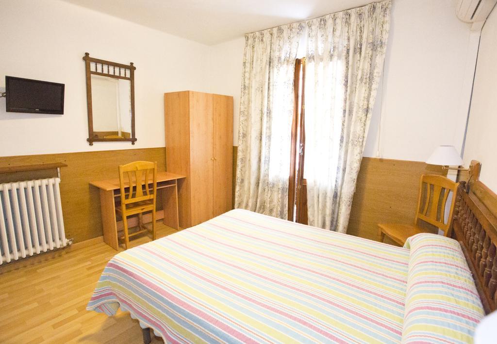 Hostal Lizana 韦斯卡 外观 照片